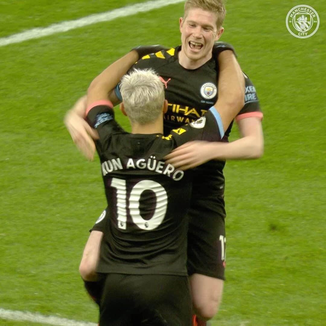 マンチェスター・シティFCのインスタグラム：「Different gravy from @kunaguero at Villa Park! 🤤🎩」