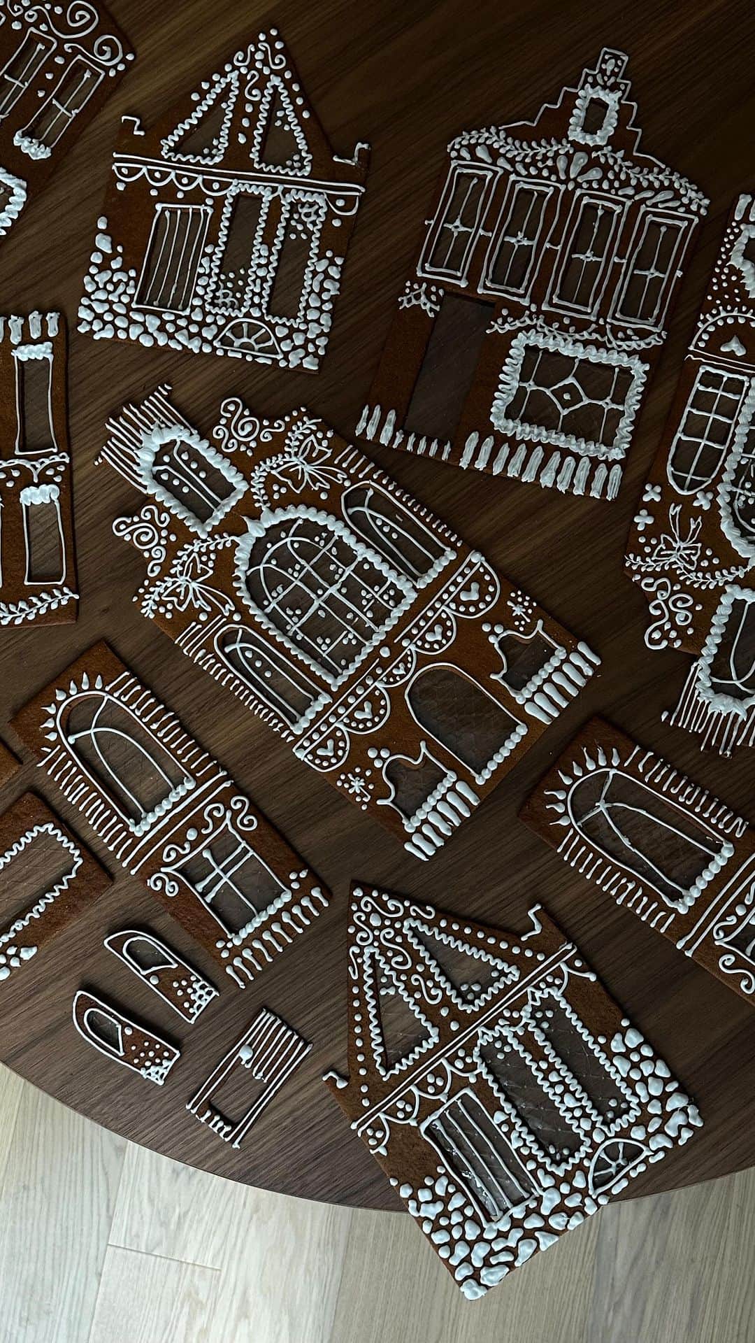 Lisa Tellbeのインスタグラム：「As I promised, here is the process video of this years gingerbread house 💌」