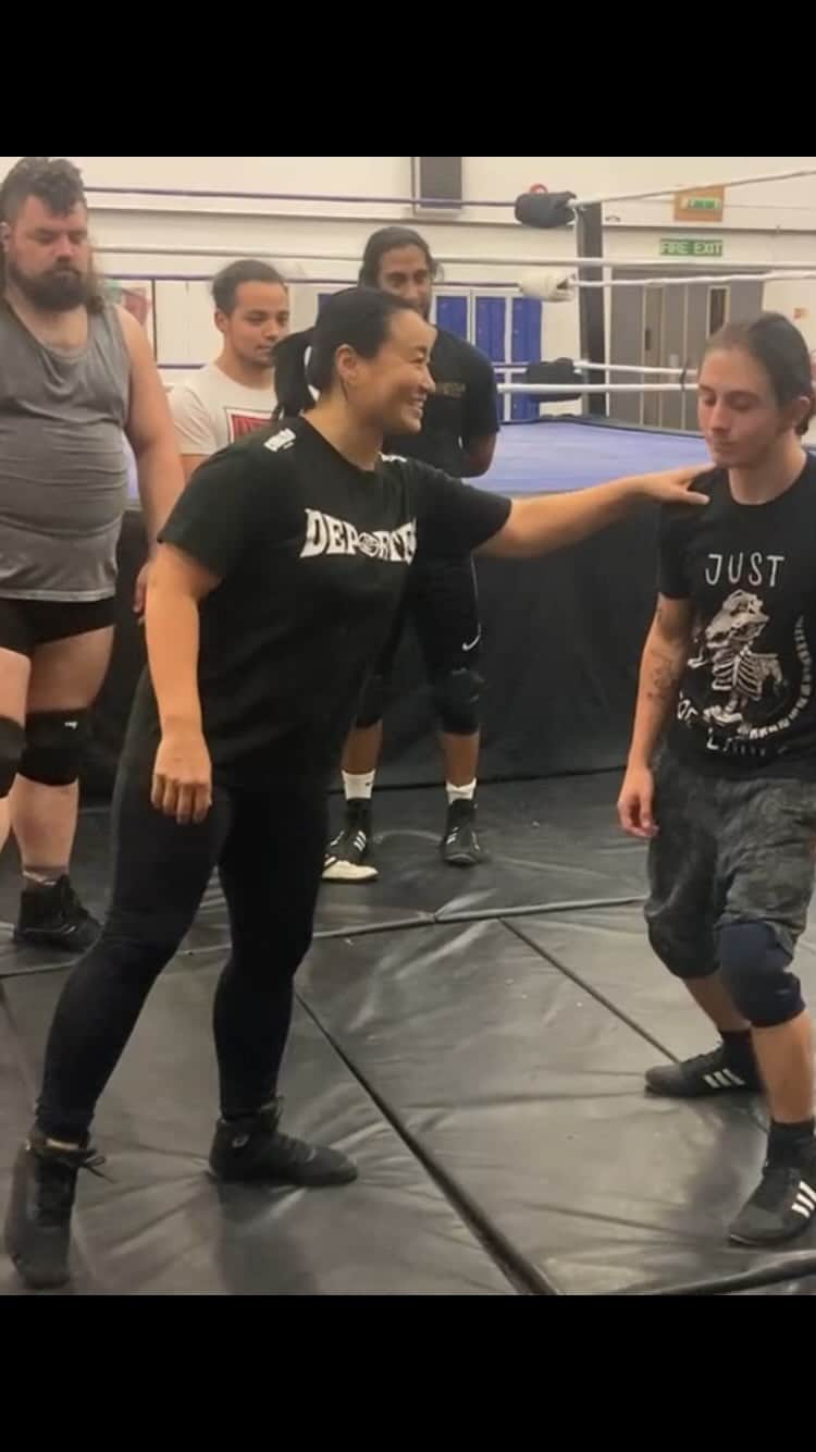 里村明衣子のインスタグラム：「@meiko_satomura リラックス #HUSTLE」
