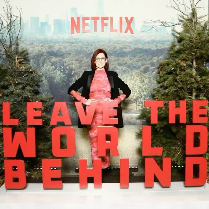 キャリー・プレストンのインスタグラム：「At the premiere of the ultra thrilling @netflix thriller #LeavetheWorldBehind last night with @mesiegfried. Great acting! Fab directing! Creepy deer! 🦌  ~ Styled by @jennrosadostylist  ~ HMU by @charivariandco」