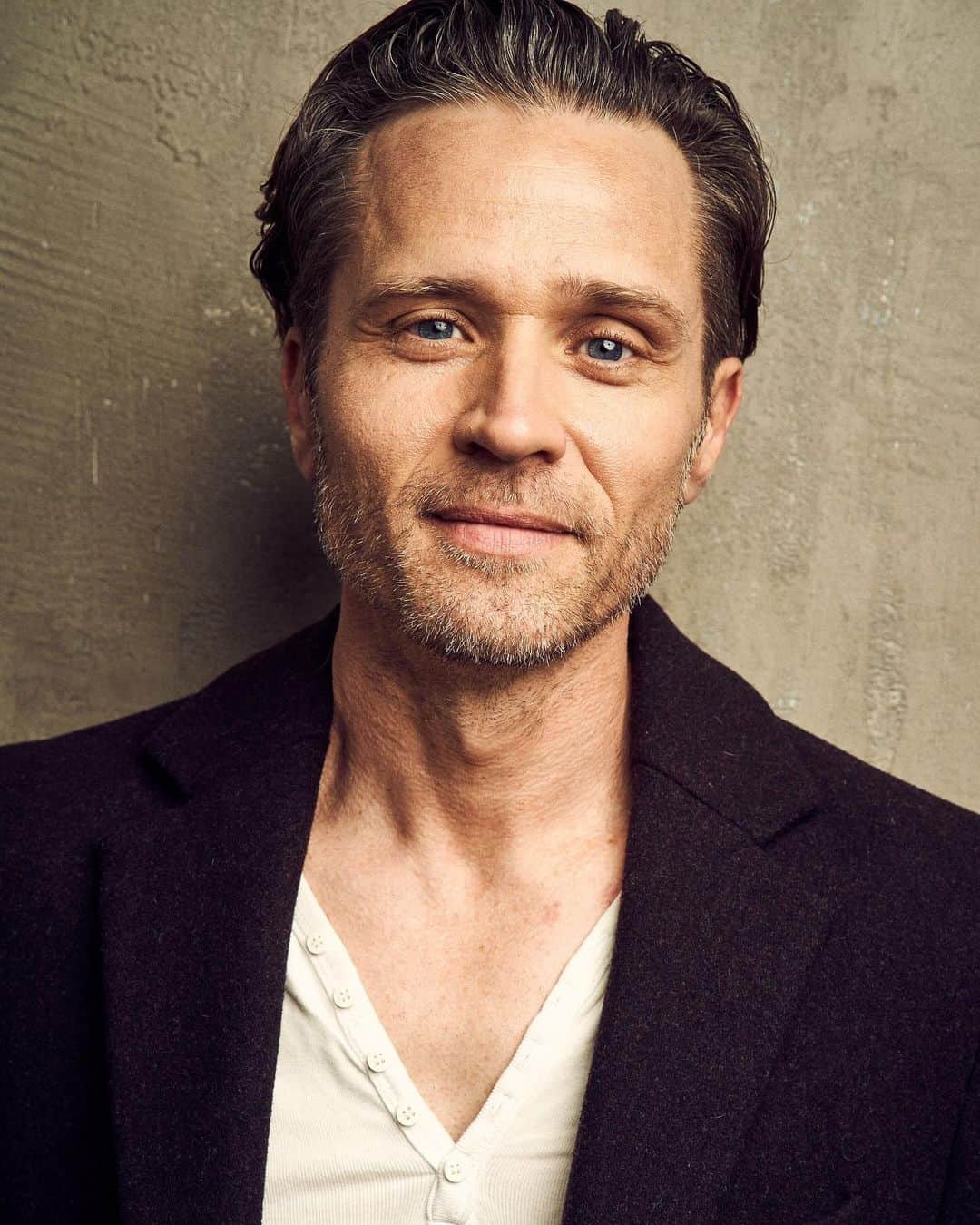 シーマス・デヴァーさんのインスタグラム写真 - (シーマス・デヴァーInstagram)「Every Tuesday I am celebrating actors I love!   Today I am spotlighting Seamus Dever, an actor I had the pleasure of working with for 8 years on CASTLE, where he played “Det. Kevin Ryan”. But I was familiar with Seamus before that show and have followed his work since, and he always impresses me with his desire for collaboration.  He understands that he cannot succeed on his own.  He is better when he is supported by other creatives (actors, writers, directors and crew). He is also always ready to crack a joke to keep the mood on a set light.  Now Seamus shares some tips with you:  #1 - It’s a long game. It’s a marathon, not a sprint. It’s a non linear career about building relationships that may reconnect 10 years, 20 years later. Failures and disappointments may just be seeds that you are planting in a director, producer, writer or casting director’s head.  #2 - Don’t stop learning. Learn everything you can about filmmaking. It will make you a better actor. When you are on set, ask questions to the crew if possible. Watch classic films and shows, watch everything that you hear referenced. In our world, film is literature to writers and directors. They know it and use it as points of reference for their work either visually or in story. As an actor, you should know them too.  #3 - Don’t talk shit. No one wants to hear if you dislike an actor’s performance, or a director’s movie. It doesn’t make you more interesting to trash someone else’s work. Don’t yuck other people’s yum. It may just not be for you. And you know what? People don’t want to be around people who tear things down. It’s an awful energy.  Seamus has a lot more great tips to share with you- KEEP READING IN COMMENTS BELOW!  You can follow Seamus here: IG/Threads: @seamuspatrickdever  Photo Credit: Matt Kallish  #actorspotlight」12月6日 3時09分 - seamuspatrickdever