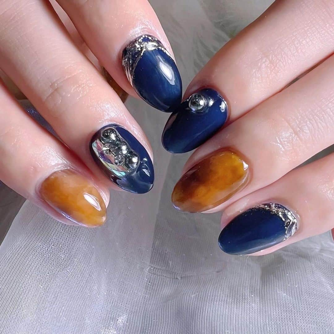 なかやまちえこのインスタグラム：「💙🤎⠀ ⠀ @r_ap82_ さん⠀ ネイビーとベッコウのオーダーです⠀ ⠀ @aby_sharenail #nail #nails #nailart #ネイル #美甲 #ネイルアート  #japanesenailart #manucure #japanesenails #manicurist #gelnails #أظافر #네일아트 #미용  #เพ้นท์เล็บ #artedeuñas #เพ้นท์เล็บเจล #ジェルネイルデザイン #ネイルデザイン #nagelkunst #鼈甲ネイル @pregel.jp」