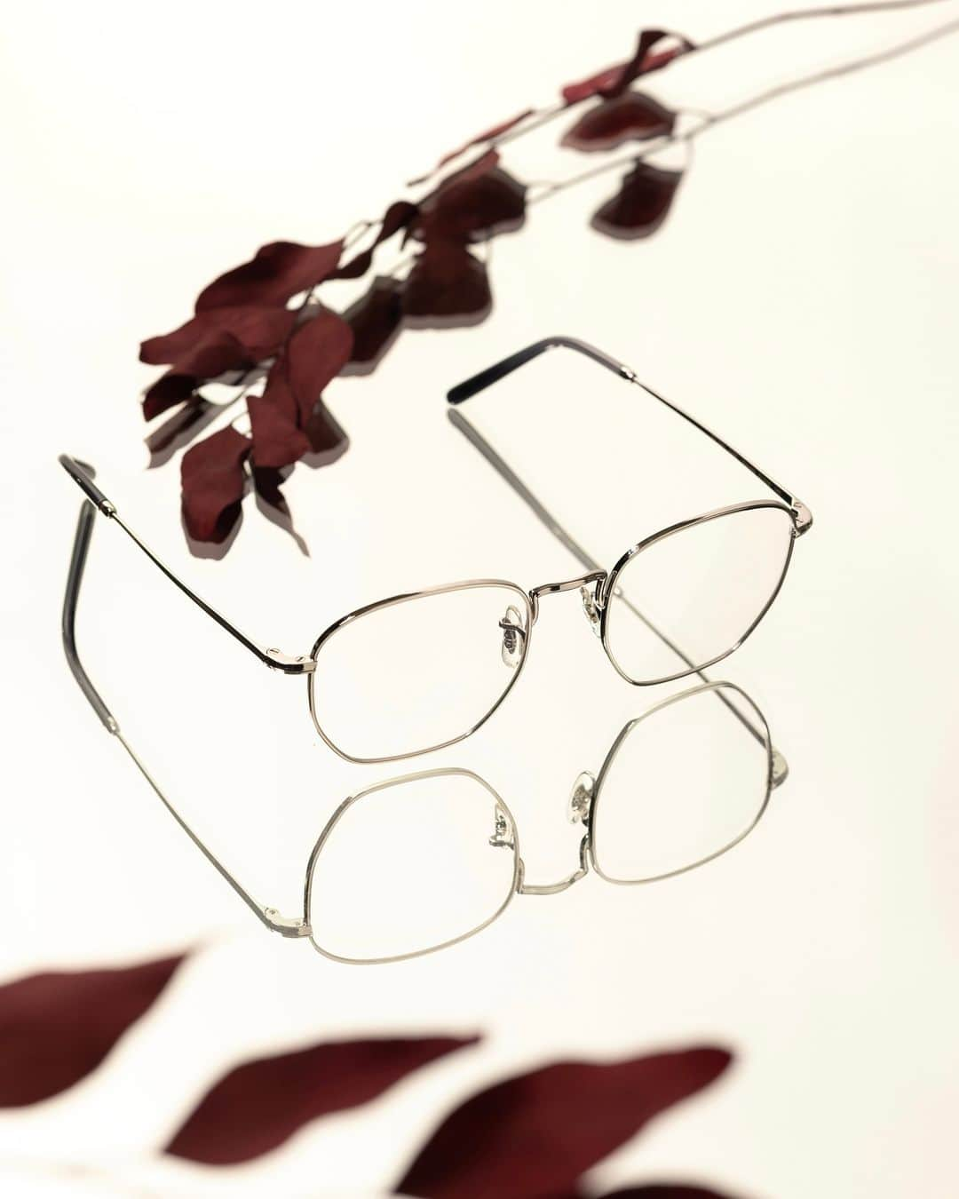 オリバーピープルズのインスタグラム：「A penchant for the particular. Kierney is designed with a hexagonal lens shape and features new faceted endpieces.」