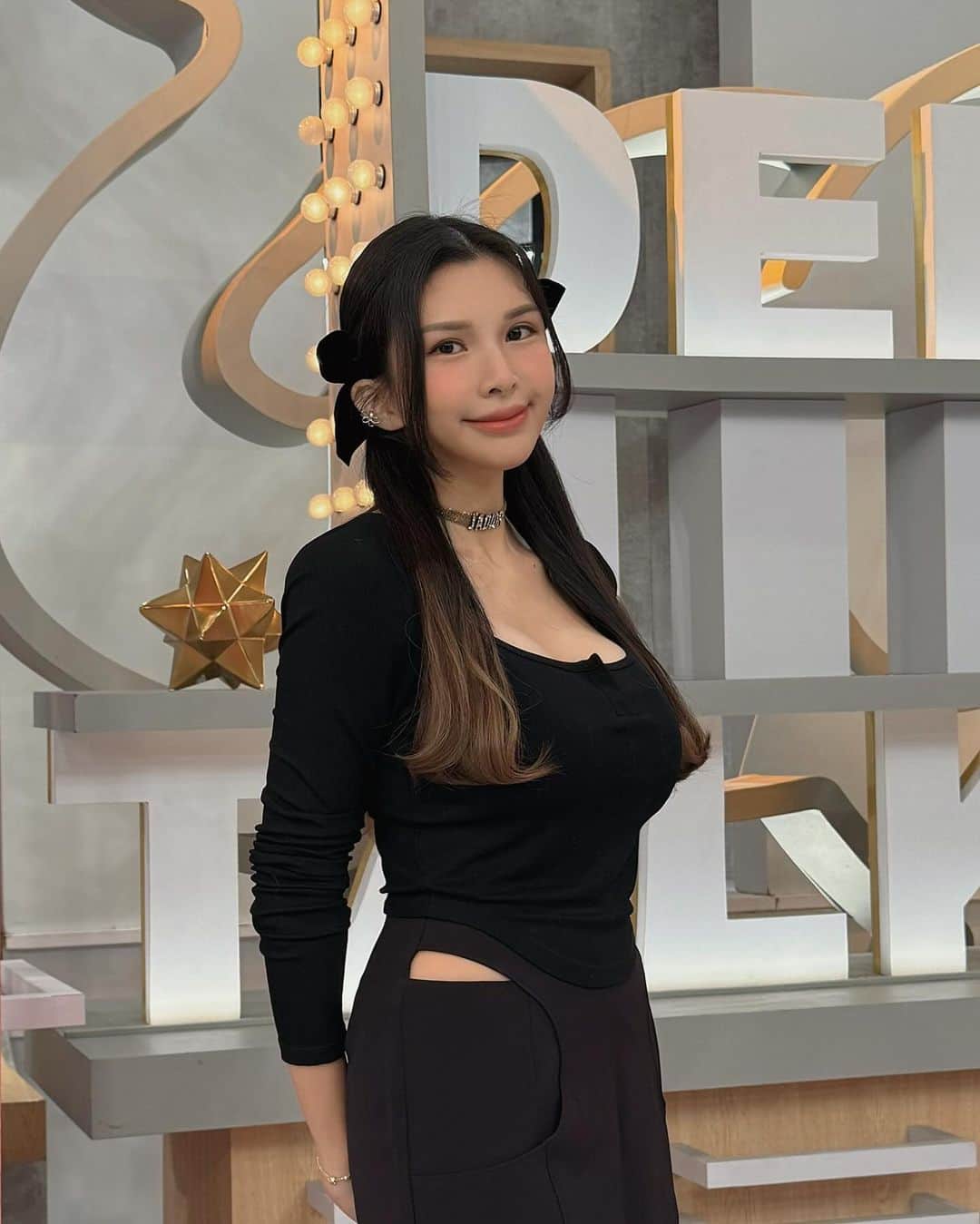 蘇心甯のインスタグラム：「🖤 很喜歡今天的打扮我超適合全身黑 還幫自己做了髮型🖤酷酷又帶點甜甜的 來聊聊單身狗怎麼過聖誕和跨年 只能說有單身朋友真好～我愛你們 好久沒來不熙娣～想念大家 #小姐不熙娣 @ebcdeegirlstalk  馬靴 @amaitw  耳扣 @bonnyread.tw」