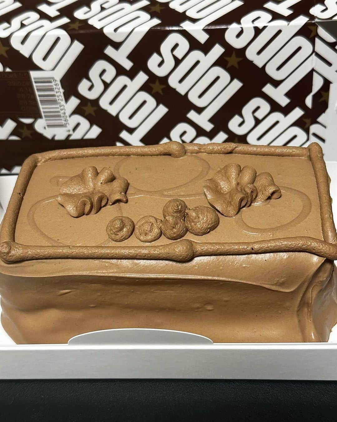 ハチミツ二郎さんのインスタグラム写真 - (ハチミツ二郎Instagram)「Topsのチョコレートケーキを買ってきました。 娘(11才)も好きだから。 好きだから。  #tops #chocolate #chocolatecake」12月6日 14時24分 - jirohachimitsu