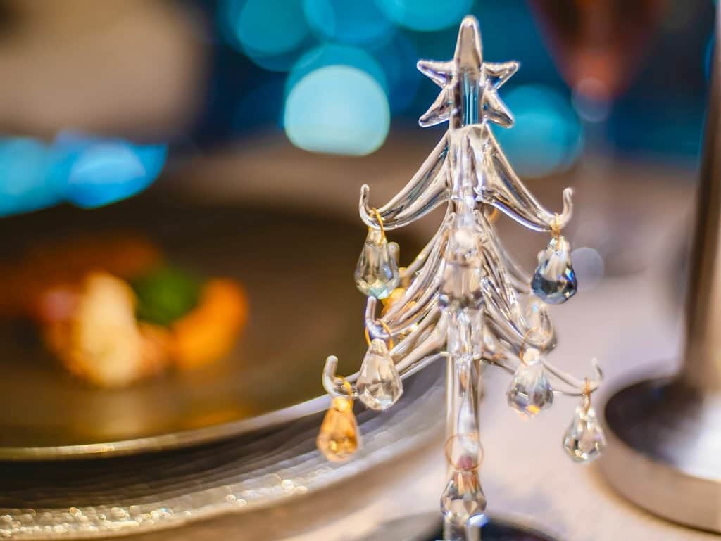 新宿プリンスホテルさんのインスタグラム写真 - (新宿プリンスホテルInstagram)「. 🎄Christmas Dinner Course🎄  ホテル最上階のレストラン 和風ダイニング＆バー FUGA（風雅）では、窓からのぞく都会の夜景と共に煌びやかなクリスマス装飾がみなさまをお出迎えいたします❄️✨ 聖夜を彩るクリスマスディナーコースでは、鮑や米沢牛のサーロインなど贅沢な食材を盛り込んだクリスマス仕様の創作和食とスイーツをご堪能いただけます🍽️  今年のクリスマスは、新宿プリンスホテルで 大切な方との特別なディナーコースをお楽しみください。  【店舗】和風ダイニング＆バー FUGA（風雅） 【期間】2023年12月18日（月）～ 12月25日（月） ※ご予約時間は日にちにより異なります。 ※詳細はプロフィール記載のホテルWebサイトよりご覧ください。  Share your own images with us by tagging @shinjukuprincehotel ————————————————————— #Shinjuku #shinjukuprincehotel #princehotels #tokyo #japan #beautifulhotels #tokyohotel #hotellife #stayathotel #ThePreferredLife #fuga #新プリグラム #新宿 #プリンスホテル #新宿プリンスホテル #ホテル #レストラン #ホテルディナー #ディナーコース #クリスマスディナー #クリスマス #風雅 #絶景」12月6日 18時00分 - shinjukuprincehotel