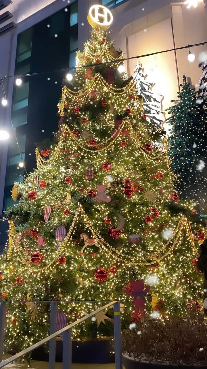 まゆまゆのインスタグラム：「. ソウル🇰🇷クリスマススポット🎄 狎鴎亭のヒュンダイソウルのツリー🎄可愛い😍❤️ 百貨店のクリスマスが本気。 狎鴎亭駅の⑥出口出てすぐ🩷 #ソウル#ソウル旅行 #クリスマス #まゆまゆの韓国旅」