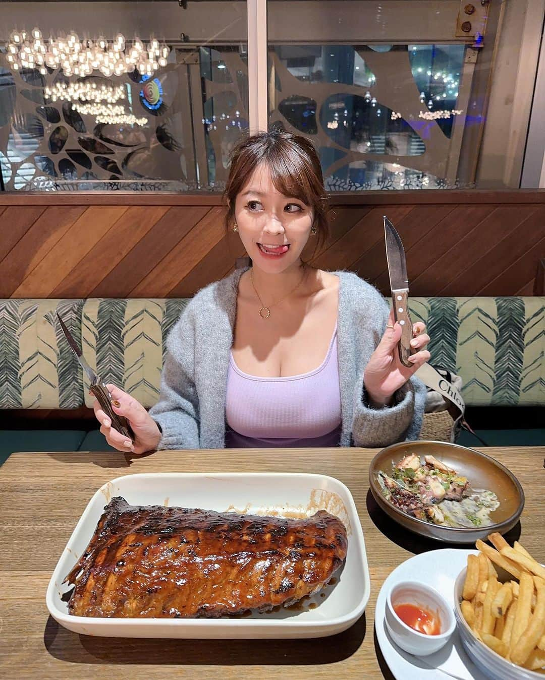 郭圈圈さんのインスタグラム写真 - (郭圈圈Instagram)「黃金海岸必吃的豬肋排😋 Hurricane’s Grill & Bar Surfers Paradise 肋排我們點整份的～兩個人吃蠻剛好 🐙章魚沙拉也很好吃耶～很鮮甜！推！ 只是沒有訂位的話可能會需要等 等待時間可以到他們旁邊的bar小酌（圖7） - 最後是倒敘法😆 圖8- 飯店電梯 圖9- 搭輕軌到飯店 圖10- 從布里斯本搭火車去黃金海岸 - #20231106 #goldcoast」12月6日 12時52分 - helloiamlea