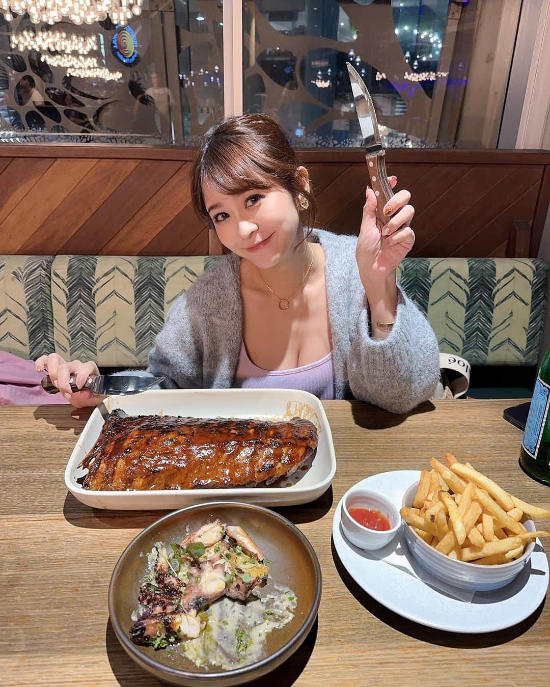 郭圈圈のインスタグラム：「黃金海岸必吃的豬肋排😋 Hurricane’s Grill & Bar Surfers Paradise 肋排我們點整份的～兩個人吃蠻剛好 🐙章魚沙拉也很好吃耶～很鮮甜！推！ 只是沒有訂位的話可能會需要等 等待時間可以到他們旁邊的bar小酌（圖7） - 最後是倒敘法😆 圖8- 飯店電梯 圖9- 搭輕軌到飯店 圖10- 從布里斯本搭火車去黃金海岸 - #20231106 #goldcoast」