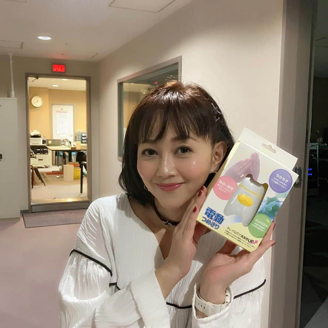 浅香唯さんのインスタグラム写真 - (浅香唯Instagram)「横浜ポップＪにて！ 加藤裕介さん、スタッフさんに誕生お祝いをしていただきました〜🎂✨めっちゃ本番中(生放送)😳 いつもいつもありがとうございます💕 前から密かに欲しいな〜あったら便利だろうな〜と思っていた電動爪切りをいただいたの〜💖うれちぃ🥰  さぁ‼️わたしもこれから生放送だ〜行ってきま〜す🤗  #加藤裕介 #加藤裕介の横浜ポップj  #ラジオ日本  #誕生日 #誕生日ケーキ #いつもありがとう  #欲しかったやつ  #浅香唯」12月6日 12時55分 - yui_asaka_official