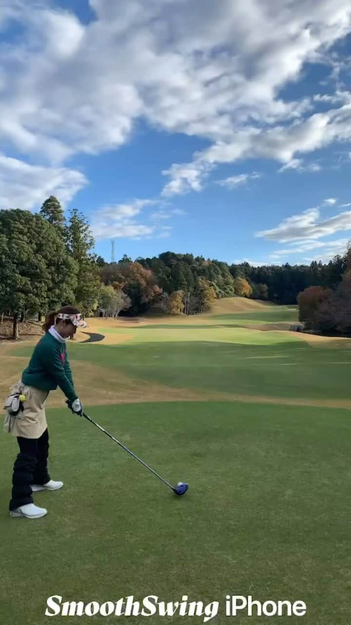 安藤萌々のインスタグラム：「流行りの弾道が見えるアプリで撮ってもらえて嬉しかった日⛳️ 中継映像みたいでアマチュア大歓喜ですよネ！ この日は激アツの戦いでした⛳️ 今夜もよろしくお願いします！  ※2カット目は動画なので整備車と 近く見えていますが、かなり距離があります。キャディさんにも見ていただいて打っています。 打ち込んでいないですよ〜！  #スイング改造中 でも #ラウンド 中は意識しないから逆戻り  #ゴルフ あるある #スイング  #golf #ドロー #teeshot  #体育会 #ゴルフ部」