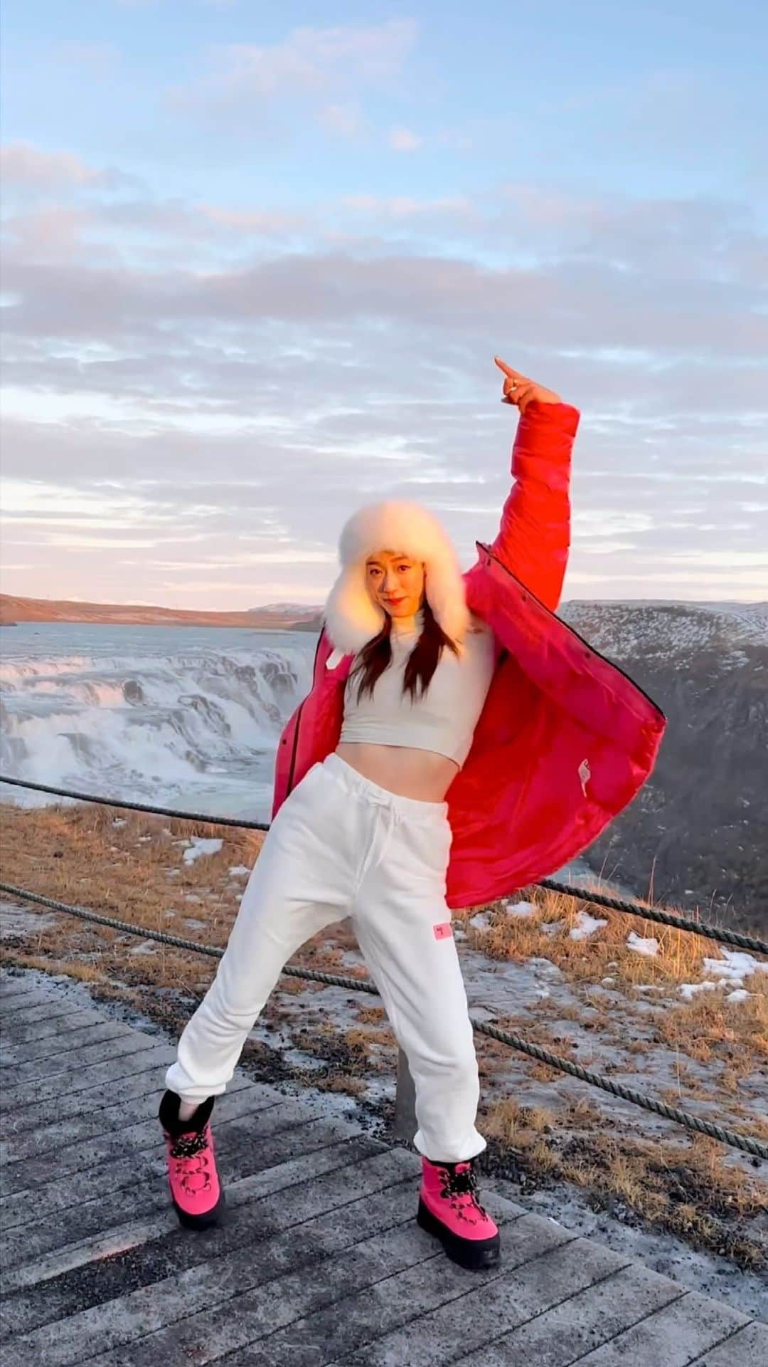 Ruuのインスタグラム：「ICELAND🇮🇸🧊行く前からなぜなのかこの曲が頭の中で流れてて🥹🧊❄️☃️🎶  現地に着いたらまさかのバスで流れてて、バスの中は懐メロばかりでずっとノリノリでした🕺😍🥳🤣💞  バスの中で聞いたマイケルも沁みた🥹  @uggjapan @ugg #UGGextreme #ugg #uggjapan #uggブーツ」