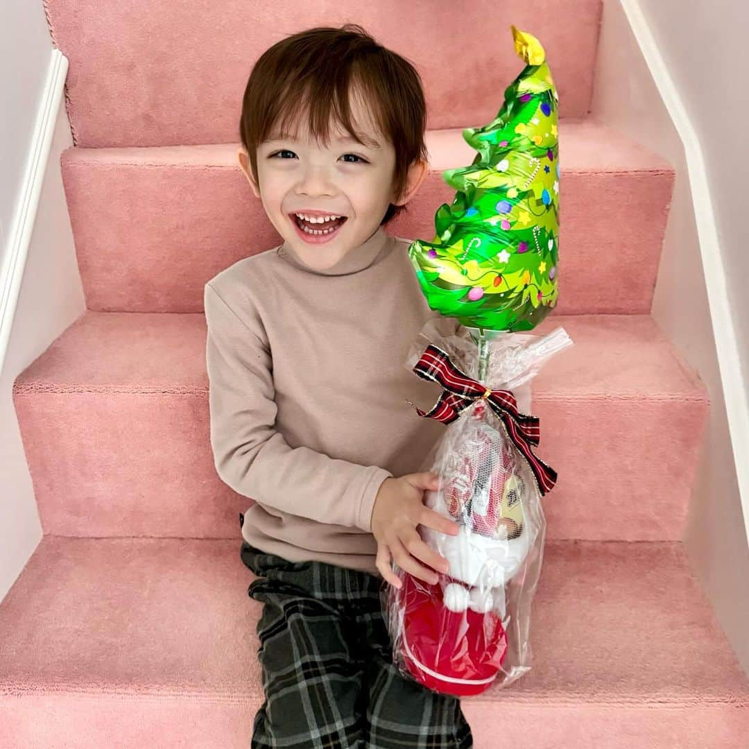 ウィリアムさんのインスタグラム写真 - (ウィリアムInstagram)「🎄⛄️🎄⛄️🎄  クリスマスバルーンとお菓子ブーツのセットが当たりました🥹やったー♪  @___.regalo  ありがとうございます✨✨✨  かわいい！！ すごく開けたくなりますが、クリスマス当日まで飾って楽しむことにします🧸  クリスマスは何してお過ごしですか〜？  うちはまだ未定ですが、クリスマスケーキを今年は作ろうかな〜✨この前お友達からクリスマスケーキの予約はもういっぱいな所が出てきてると聞きました！！皆さん予約しました？ うちは作る！！！ 頑張ります🎂  #クリスマスバルーン #クリスマス #クリスマスケーキ #クリスマスブーツ #4歳 #年少 #pr #モデル #ハーフモデル」12月6日 13時04分 - william.2019j