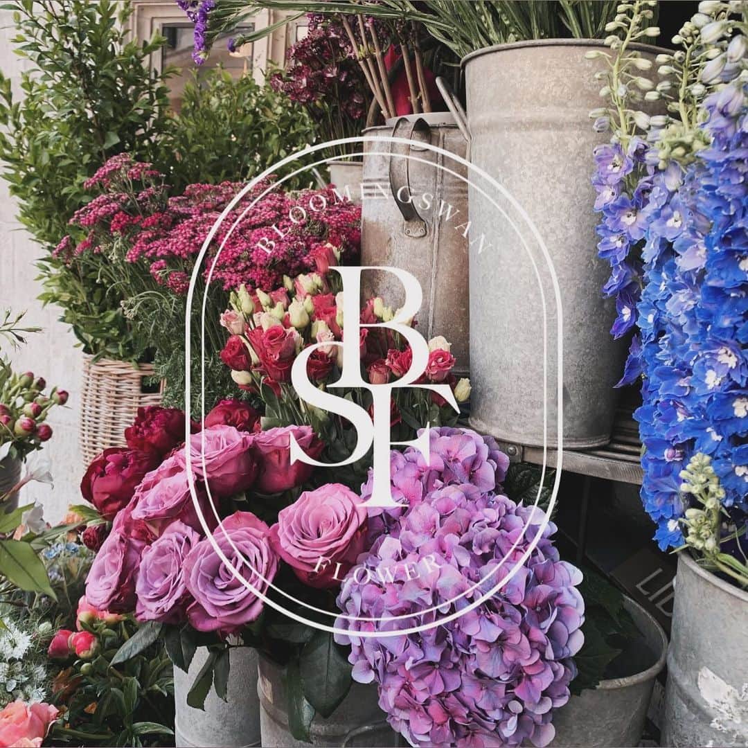 Florist.janeのインスタグラム：「블루밍스완 플라워 ❤️  12월 원데이 클래스 목록  ✔️블스 영국식 꽃다발  ✔️플라워박스  ✔️베이스 꽃꽂이  ✔️화이트 그린 부케   📞02.511.3109 💬카카오톡 janejoung310 💬문자 01028907799 🌸강남구 논현동 219-6번지 1층 핑크색 꽃집」