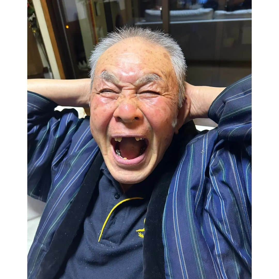 財前直見さんのインスタグラム写真 - (財前直見Instagram)「🍙 じいじもビックリ⁉️ 「暮らし彩彩」が本になりました‼️🤗 今日発売です❗ 今週末の10日(日)には、Eテレで放送がありますよ❗ お見逃しなく🤗 🍙 ちなみに、じいじの前歯2本が生えかわりの時期を迎えたらしいです😆 🍙 #暮らし彩彩 #発売❗ #放送❗ #じいじ #前歯 #生えかわり #直見工房 #財前直見 #🍙」12月6日 13時10分 - naomi_zaizen_official