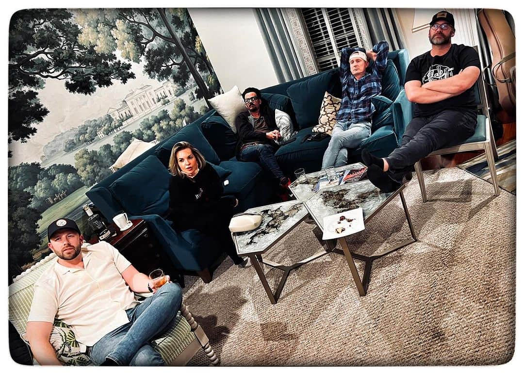 リチャード・スペイト Jrさんのインスタグラム写真 - (リチャード・スペイト JrInstagram)「This photo has captured an incredibly rare moment. Here we see five individuals doing something no group of free thinking adults has done since 1997 - watch “Speed 2.” On purpose.」12月6日 13時11分 - dicksp8jr