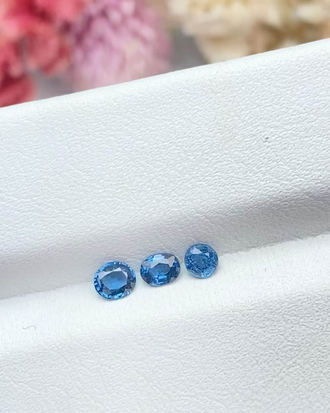 FUKANEのインスタグラム：「コバルトガーナイト、お値打ち多数入荷してます！  12/8(金)〜11(月)開催の『東京ミネラルショー』でお出しします。  #天然石 #宝石 #ルース #ジュエリー #天然石ジュエリー #石好きな人と繋がりたい #gem #gemstones #jewelry #jewels #フカネの石 #fukane stone」