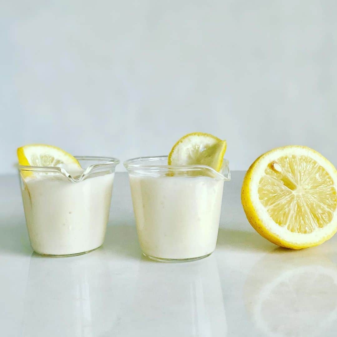 のインスタグラム：「レモンヨーグルトドレッシング  レモン果汁と豆乳ヨーグルトで作る、ヘルシーレシピです。サラダや温野菜、カルパッチョ、ポテトフライなどに添えてお召し上がり下さい。  材料　 ブレンディングボウル使用  Ａ 豆乳ヨーグルト　50g レモン果汁　30g 蜂蜜　15〜20g 塩、胡椒　適量  菜種油　25g  ①ブレンディングボウルにAを入れ、スパチュラで軽く混ぜ合わせ、菜種油を入れ、ブレードベースをしっかり締め、速度１を選択して、電源をON、最高速度にスピードを上げ、約30秒攪拌し完成です。  ※Ascentシリーズ、V1200i、Pro750の２Lコンテナの場合は、4倍の量、その他のコンテナは3倍量でお作りください。  #vitamixrecipes #レモン🍋」
