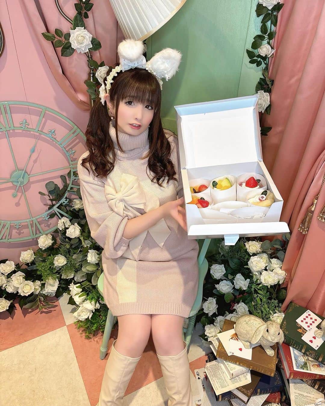 伊藤芽衣のインスタグラム：「12月1日 LAFORET PRIVATE PARTYの めいちコーデ♡ ⁡ ドレスコードは "PINK"でした♡ ⁡ ワンピースは merry jennyさん🎀 @merryjenny_instagram  ⁡ ポシェットは Maison de FLEURさん♡ @maisondefleur_press  ⁡ そして、 めいちのうさみみを はやしました！ ⁡ ♡♡♡♡♡ ⁡ 今回も すてきなケーキの プレゼントを届けてくださり ありがとうございます♡ ⁡ ちーむスタッフ みんなで仲良く いただきました♡ ⁡ （めいちは いつも通り大好物のメロン🍈を いただきました♡） ⁡ いつも ありがとうございます…♡ ⁡ ♡♡♡♡♡ ⁡ #ラフォーレ原宿 #privateparty  #カワスタ  #ガーリーコーデ #ガーリーファッション #メリージェニー　 #メリジェニ #merryjenny」