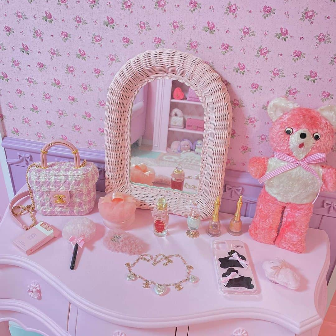 まろんちゃんさんのインスタグラム写真 - (まろんちゃんInstagram)「#fancytoy#vintagetoys#pinkroom#kidsroom#ファンシー#ゆめかわ#パステル#ビンテージトイ#キッズルーム #子供部屋 #ピンクルーム#ピンク部屋#ゆめかわいい#myroom#おもちゃ部屋#ファンシートイ #pink#ピンク#インテリア#アンティーク家具#ガーリーインテリア#インテリアコーディネート#フレンチガーリー#ドレッサー」12月6日 13時20分 - fancy_maronchan