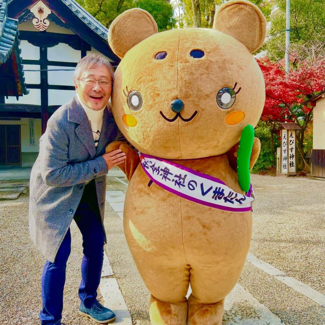 松尾貴史さんのインスタグラム写真 - (松尾貴史Instagram)「さる何の撮影で、大阪市平野区の杭全⛩️へ。  杭全神社のゆるキャラ、「くまたん」と出逢えました。 かわいい！平安時代からの歴史を誇る杭全神社のくまたん！  平安から脈々と。 いやいや、くまたんの方が1億倍かわいい。え、何より？  #くまたん #杭全神社 #大阪ロケ #平野区」12月6日 13時30分 - kitsch.matsuo