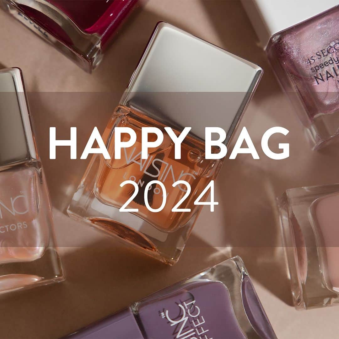 NAILS INCさんのインスタグラム写真 - (NAILS INCInstagram)「. HAPPY BAG 2024 今年もお得なハッピーバッグが登場！  < 12月15日(金)数量限定発売 > オンラインショップ(10:00～)、直営店舗 発売開始  ◾︎オンラインショップ限定 大人気のわずか45秒で乾く超速乾トップコート“ 45 SECOND Topcoat ”、色は開けてからのお楽しみ！ネイルカラー3色が入ったハッピーバッグ。  ＜セット内容＞ ・45セカンドトップコート ×1 ・ネイルカラー ×3  14ml×4種　5,500円(税込)  ◾︎直営店舗限定 ミニサイズのベース・トップコートキット、リムーバーポット、色は開けてからのお楽しみ！ネイルカラー3色が入ったハッピーバッグ。  さらにハッピーバッグをご購入いただいた店舗にて30分でクイックにカラーリングをお楽しみいただける “エクスプレスマニキュアチケット”（一回分） がセットに。  ＜セット内容＞ ・ナンバーワンミニベース＆トップコートキット ×1 ・リムーバーポット ×1 ・ネイルカラー ×3 ・エクスプレスマニキュアチケット ×1  14ml×6種　5,500円(税込)  ＿＿＿＿＿＿＿＿＿＿＿＿＿＿＿＿  〈 注意事項 〉 ※ 数量限定商品のため無くなり次第終了とさせていただきます。先行予約は承っておりません。 ※ 直営店では発売当日 12月15日(金)よりお取り置きが可能です。 ※ ご購入前に商品内容の確認はできません。また、お客様のご都合による返品・交換はお受けできかねます。 ※ 写真はイメージです。実際のキット内容とは異なる場合がございます。  〈 エクスプレスマニキュアチケットについて 〉 ※施術チケットのご利用期間は2024年1月9日(火)～2月29日(木)までとさせていただきます。 ※ノベルティチケットは購入店舗でのみご利用可能です。 ※チケットをお持ちのお客様はサービスの事前予約が可能です。  #nailsinc #ネイルズインク #nailsinchappybag #ネイルズインクハッピーバッグ」12月6日 13時31分 - nailsinc.jp