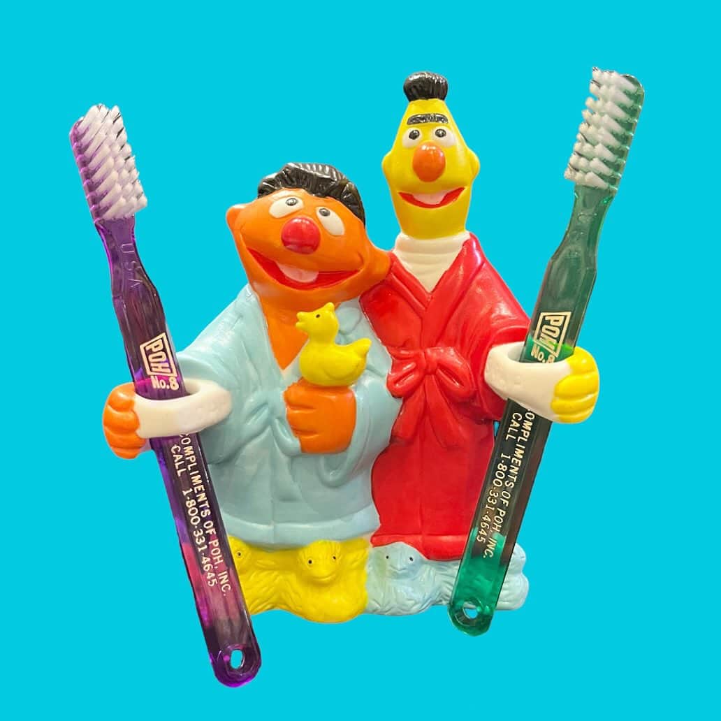 おもちゃやSPIRALさんのインスタグラム写真 - (おもちゃやSPIRALInstagram)「Vintage Bert and Ernie toothbrush stand入荷しました🪥💛🧡  ceramicです✨」12月6日 13時24分 - spiral_toy