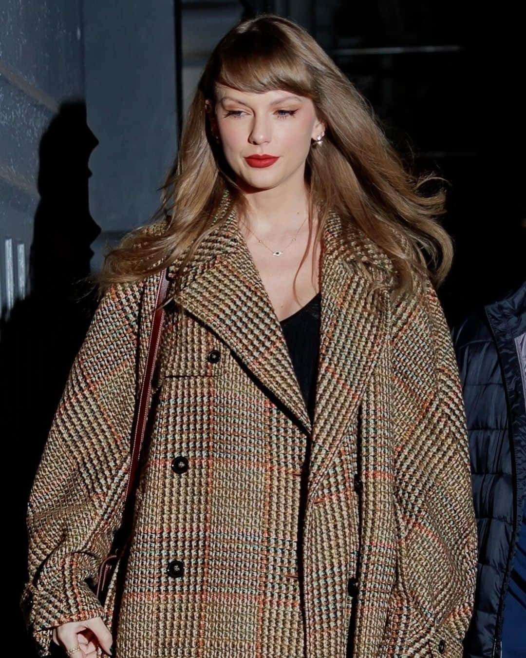 Just Jaredさんのインスタグラム写真 - (Just JaredInstagram)「Taylor Swift looks chic in a tweed outfit by @stellamccartney for dinner in NYC. #TaylorSwift Photos: Backgrid」12月6日 13時26分 - justjared