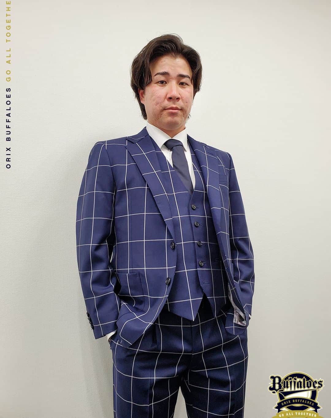 のインスタグラム：「#山足達也 #Bsスーツコレクション #時代を置き去りにする仕事の早さ #道を歩いてるんじゃない山足が通ったところが道なんだ #時代の先駆け #2023年ノーエラー #クラッカー以外はミスらない男 #愛され続ける#時代は山足 #契約更改 #Bs2023 #buffaloes #baseball #ORIX #プロ野球」