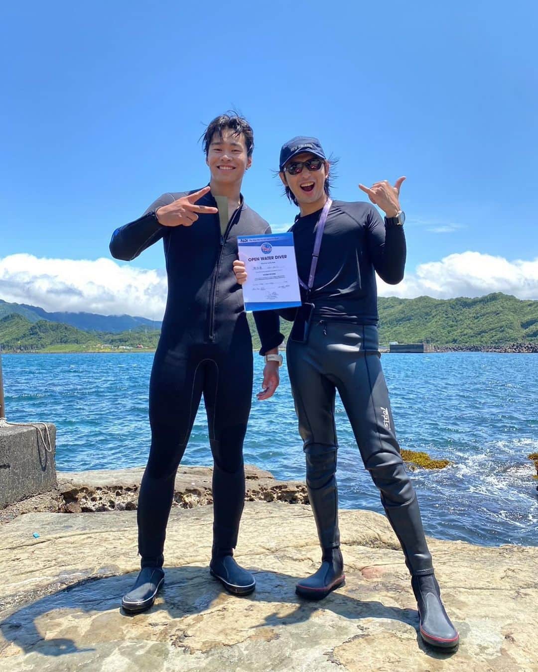チェン・ボーリンのインスタグラム：「拿到證書的那一天 ✌🏻🤿🌊🐠✨  @extreme.forest  @grayscale.production  #極島森林2」
