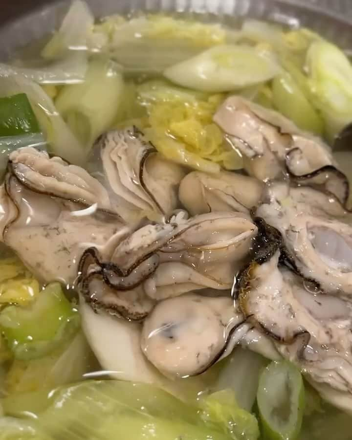 佐々木希のインスタグラム：「. I♡seafood 山治さんにオーダーして届いた魚介類を食べて元気いっぱい！ 毎日幸せ。」