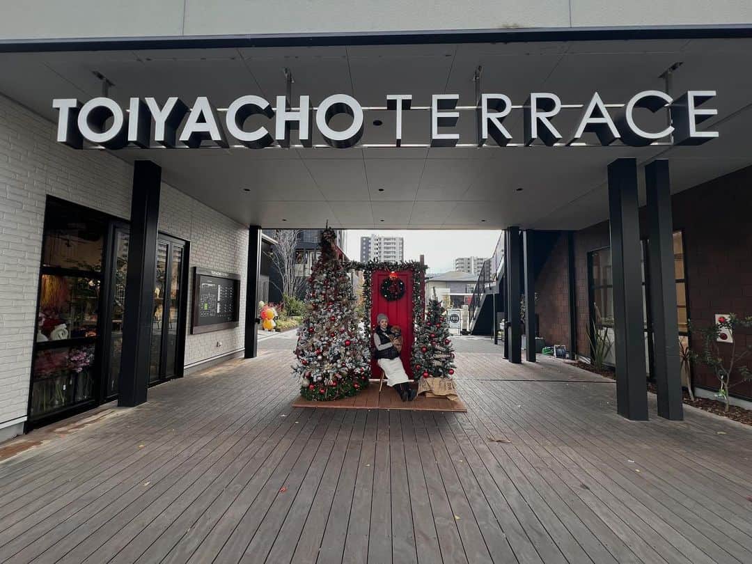 日下裕江さんのインスタグラム写真 - (日下裕江Instagram)「-TOIYACHO TERRACE-  久しぶりに @toiyacho_terrace 来てみたら、 随分と店も増えてお洒落になっててビックリ😳‼️  以前は店舗も少なかったのにね〜 人が増えれば、もっと店舗も増えて賑わうんだろうけれど、 田舎だとなかなか難しいんだろうな〜  クリスマスのオブジェが可愛かったから、記念に📸  いちごカフェで🍰☕️tea time✨  そうそう！ ランチは前から弟にお勧めされてた 『だてそば』  に弟親子と行って来た♪*。  岡山のデミカツ丼が有名になったから、 入れ替わり立ち替わり人が多かった💦  デミカツ丼は今まで食べて来た中で1番好きな味でした☝️✨ めちゃうまい😋  そして、支那そばも美味しかった〜🍜  最後に、北長瀬にできた『BRANCH』に初めて行ってみた❣️ 今は、北長瀬が熱いみたい🔥  ショッピングモール街みたいなのが出来てた〜🙌 前からここの @omachido に来たくてやっと来れた✨  そしたら中からオーナーのわっち君が出て来てくれたよ♪*。 20年振り？くらいだから、お互い色々忘れてるよね〜 私と弟が兄弟という事を忘れてたみたいで、 思い出すのにかなりの時差があったね😂笑  おまち堂のお店も立派になって✨ ここのかき氷が絶品なんだよねー🍧 今TVでも岡山フルーツパフェプロジェクトを打ち出してるけど、 岡山フルーツかき氷ももっと全国にPRして欲しいくらい、 フルーツ100％の果汁が掛かってて本当美味しいんだよね😋💕  夏になったら又食べたい🍧✨ ケーキもあるし、冬はカフェで利用しに行くね〜🍰☕️  @branchokayamakitanagase はまだまだこれからも盛り上がっていきそうな兆し✨  新しい岡山を知れて良かった❣️  #toiyachoterrace #toiyacho #問屋町 #問屋町カフェ #問屋町テラス #岡山問屋町 #だてそば #デミカツ丼 #支那そば #北長瀬 #北長瀬ストリートマーケット #branch #北長瀬branch #おまち堂 #おまち堂frutas #かき氷 #フルーツかき氷」12月6日 13時28分 - hiroe___h