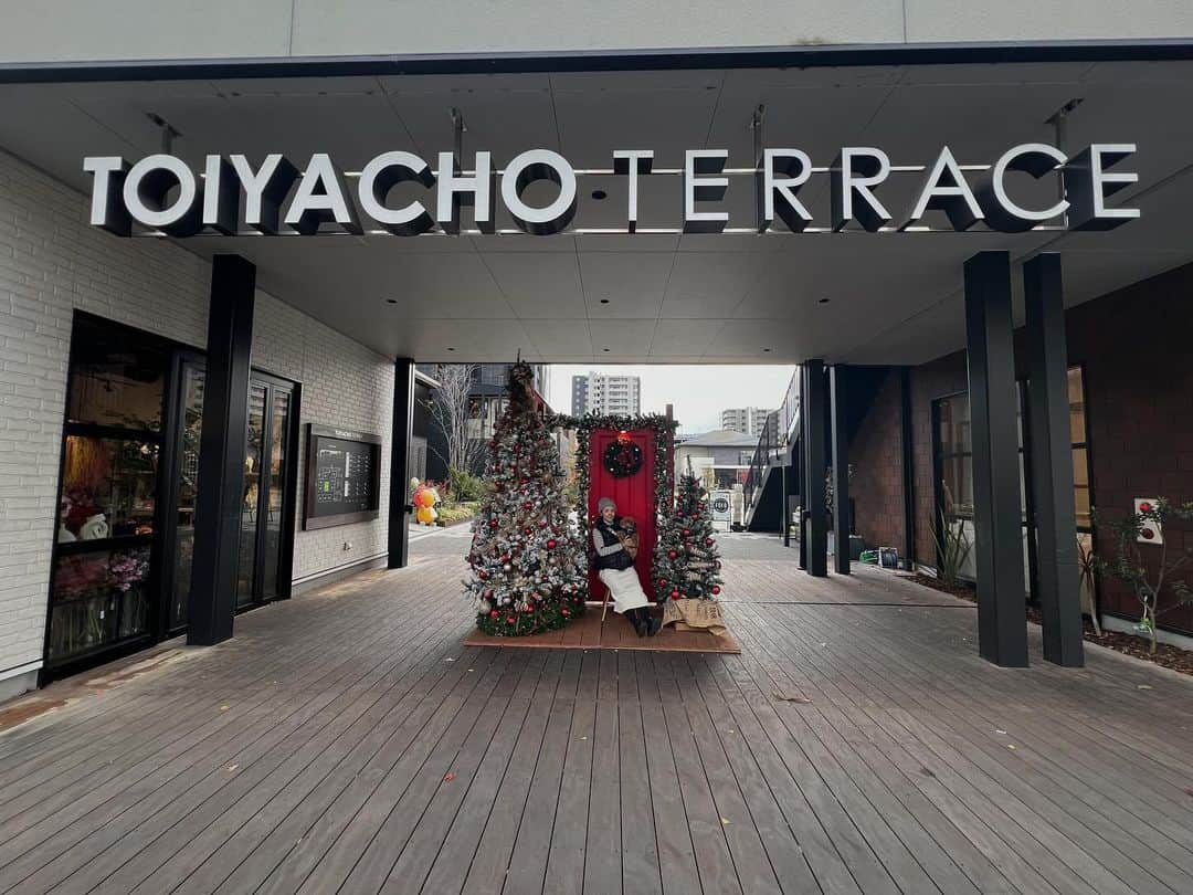 日下裕江のインスタグラム：「-TOIYACHO TERRACE-  久しぶりに @toiyacho_terrace 来てみたら、 随分と店も増えてお洒落になっててビックリ😳‼️  以前は店舗も少なかったのにね〜 人が増えれば、もっと店舗も増えて賑わうんだろうけれど、 田舎だとなかなか難しいんだろうな〜  クリスマスのオブジェが可愛かったから、記念に📸  いちごカフェで🍰☕️tea time✨  そうそう！ ランチは前から弟にお勧めされてた 『だてそば』  に弟親子と行って来た♪*。  岡山のデミカツ丼が有名になったから、 入れ替わり立ち替わり人が多かった💦  デミカツ丼は今まで食べて来た中で1番好きな味でした☝️✨ めちゃうまい😋  そして、支那そばも美味しかった〜🍜  最後に、北長瀬にできた『BRANCH』に初めて行ってみた❣️ 今は、北長瀬が熱いみたい🔥  ショッピングモール街みたいなのが出来てた〜🙌 前からここの @omachido に来たくてやっと来れた✨  そしたら中からオーナーのわっち君が出て来てくれたよ♪*。 20年振り？くらいだから、お互い色々忘れてるよね〜 私と弟が兄弟という事を忘れてたみたいで、 思い出すのにかなりの時差があったね😂笑  おまち堂のお店も立派になって✨ ここのかき氷が絶品なんだよねー🍧 今TVでも岡山フルーツパフェプロジェクトを打ち出してるけど、 岡山フルーツかき氷ももっと全国にPRして欲しいくらい、 フルーツ100％の果汁が掛かってて本当美味しいんだよね😋💕  夏になったら又食べたい🍧✨ ケーキもあるし、冬はカフェで利用しに行くね〜🍰☕️  @branchokayamakitanagase はまだまだこれからも盛り上がっていきそうな兆し✨  新しい岡山を知れて良かった❣️  #toiyachoterrace #toiyacho #問屋町 #問屋町カフェ #問屋町テラス #岡山問屋町 #だてそば #デミカツ丼 #支那そば #北長瀬 #北長瀬ストリートマーケット #branch #北長瀬branch #おまち堂 #おまち堂frutas #かき氷 #フルーツかき氷」