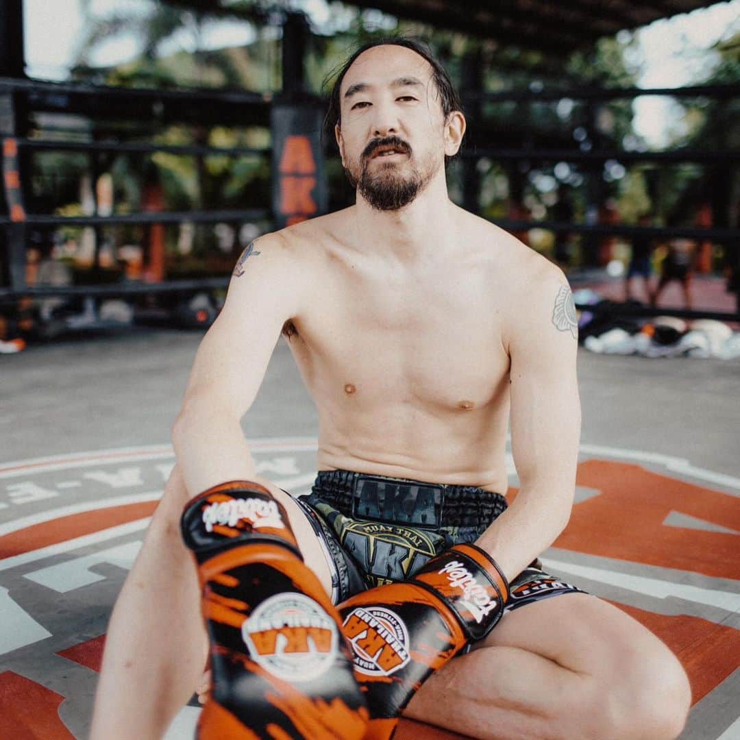 スティーヴ・アオキさんのインスタグラム写真 - (スティーヴ・アオキInstagram)「Rate my kicks 🦵 jk. First time training Muy Thai. Only from the best @akathailand @mike_swick」12月6日 13時30分 - steveaoki