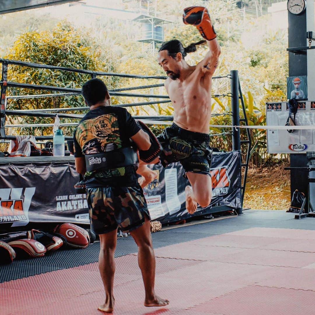 スティーヴ・アオキのインスタグラム：「Rate my kicks 🦵 jk. First time training Muy Thai. Only from the best @akathailand @mike_swick」