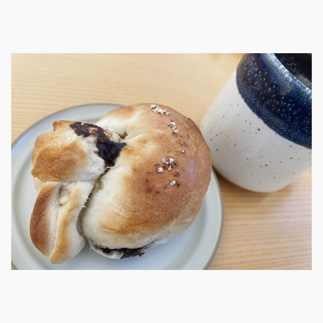 小川麻琴のインスタグラム：「@fujibagel さんの塩チョコベーグル🥯  むっちり食感の生地の中にはたっぷりのビターチョコと、石垣の塩が良いバランスで包み込まれていて、  甘いのとしょっぱいの絶妙なハーモニーがめちゃくちゃ美味しかったです🍫❤️  #フジベーグル #塩チョコ #ベーグル #まことパン #まことベーグル #パンスタグラム」