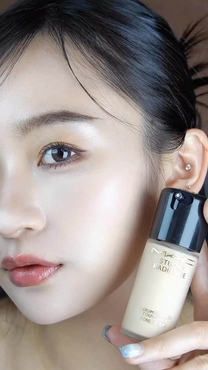 M·A·C Cosmetics Hong Kongのインスタグラム：「奶油陶瓷肌 VS #追光亮肌，你會點揀？✨ 🏆鎮店之寶 #霧鏡粉底 - 輕盈水潤極遮瑕，大小瑕疵即時隱形，塑出完美無瑕嘅奶油陶瓷肌 💫妝迷新寵 #追光粉底 - 水感透薄超補水，80%精華比例邊上妝邊養膚，瞬間綻放原生光芒  留言話俾我哋知你會點揀！  Product featured: Studio Fix Fluid SPF15/PA++ Foundation Skin Balancing Complex 專業無瑕霧鏡粉底 - HK$360 Studio Radiance Serum-powered Foundation 亮肌輕透精華粉底 - HK$410 #MAC專業訂製 #MAC貼身妝藝 #MACStudioRadiance  #MACSkinArtistry #MACHongKong #Regram from @natyy_mua   Soft-matte #CloudSkin VS illuminating #WaterGlow skin ✨ 🏆The always-legend Studio Fix Fluid features with a weightless formula that moisturises skin whilst hiding all imperfections effortlessly, leaving you a flawless porcelain skin 💫The new holy grail Studio Radiance Serum-powered Foundation is powered with 80% skin-loving ingredients that gives you a boost of moisture, delivering a dewy glowy complexion in no time Which is your go-to foundation? Comment below!」