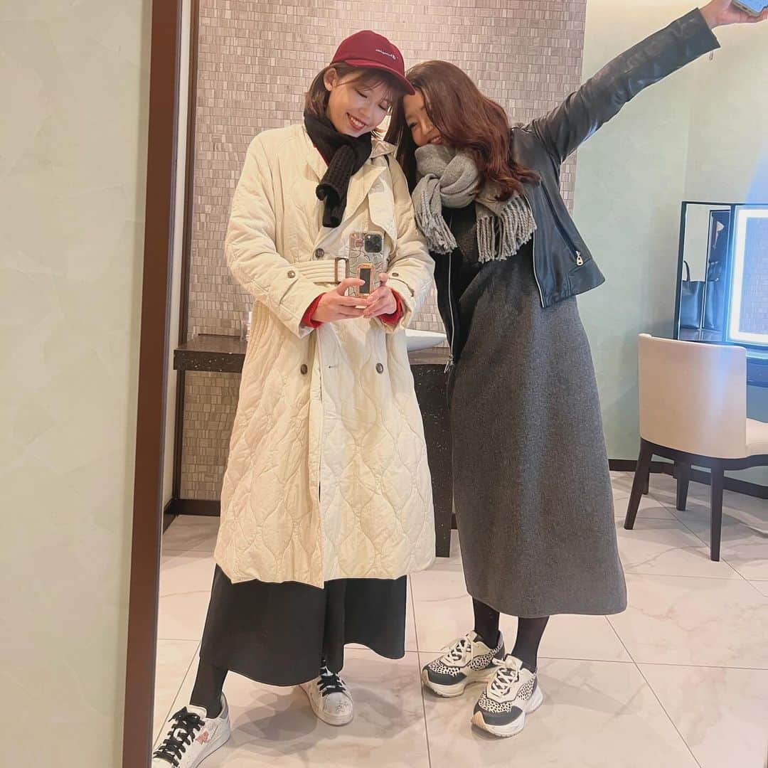 中村愛さんのインスタグラム写真 - (中村愛Instagram)「👚♡ ・ ・ ・ お昼のひとときに😊 えりか様と♡  　 2人とも背が高そうな匂いぷんぷんする写真ですが 160くらいの小ささです🤭  #脚長効果 笑  さて！水曜日の午後からも踏ん張っていきまひょ🙋‍♀️ わたしは #そっくり館キサラ 出演です♪♪ #ものまね #モノマネ  是非お時間ある方はどうぞ✨  🔸要予約😛 満員御礼の場合もあるので問い合わせてね！」12月6日 13時39分 - nakamuramura_ai