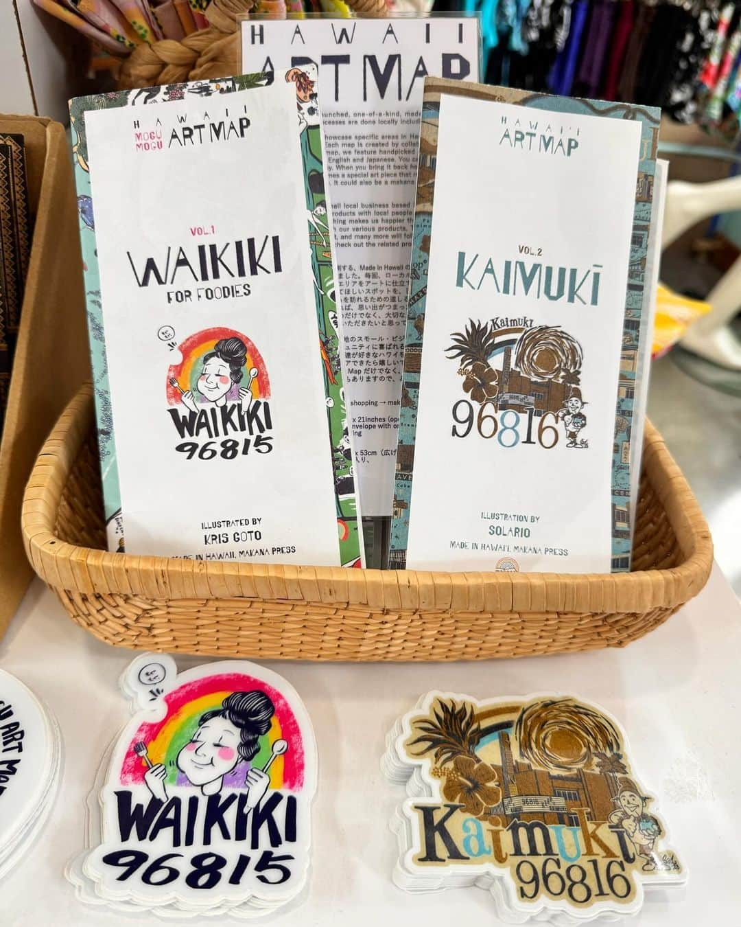 Pualani Hawaii Beachwearのインスタグラム：「マカナプレスさん( @makanapress )のアートマップ第二弾「Hawaii Art Map vol.2 Kaimuki」が納品されました🌺  大人気のローカルタウンKAIMUKIの31店舗分のインフォメーションが載ってます。  マップのアートを担当されたのは、大人気アーティストのソラリオさん（@solario.art.walkiki）  ハワイではマップとして使って、自宅に帰ったら飾ってアートとして楽しめるお土産ですー🌺  価格は以下になります。  カイムキマップ(ソラリオ氏のアート)$24 ワイキキマップ(クリスゴトウ氏のアート) $30 ステッカーは$6です。  #hawaii#pualani #swimwear #bikini#hawaiilove #beach#ハワイ#ハワイ旅行 #ビキニ#水着#カイムキ#ハワイアートマップ#ハワイ土産#kaimuki」