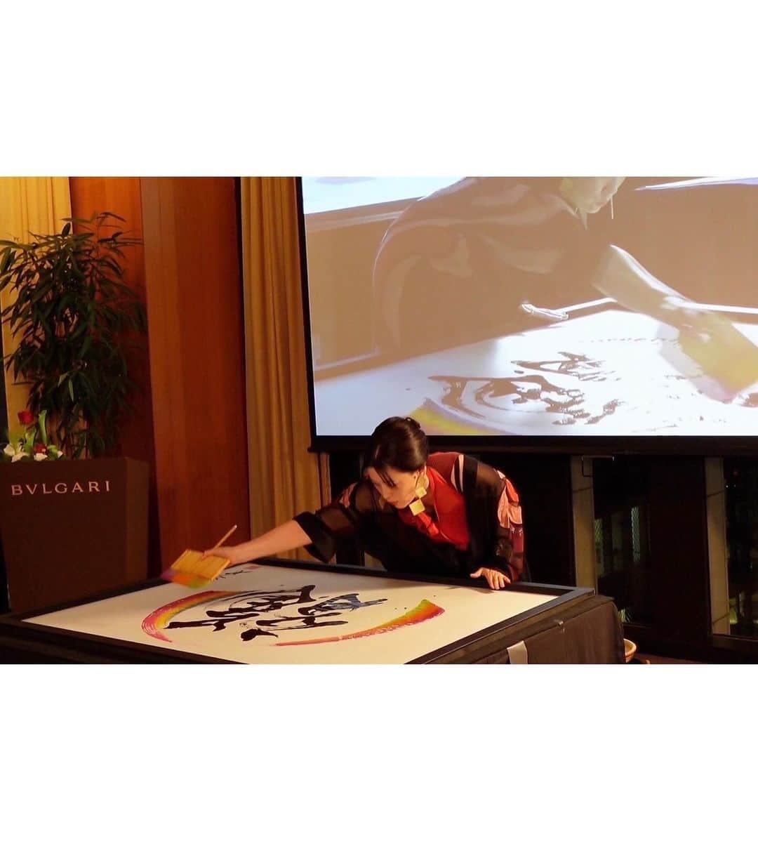 紫舟さんのインスタグラム写真 - (紫舟Instagram)「【新しい年を迎える書のお目出度いライブ】 昨夜、ブルガリ銀座タワーにて行われました、イタリアの新星グラスブランドARCHEの[ARCHE Crystal Night 2023]に、紫舟がライブパフォーマンスで登壇しました。  #ARCHE #ブルガリ https://www.archeglass-jp.website/brand/」12月6日 13時43分 - sisyu8