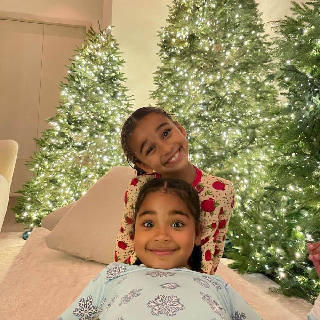 クロエ・カーダシアンさんのインスタグラム写真 - (クロエ・カーダシアンInstagram)「The MOST magical time of year!!! We are in the Christmas spirit in our Christmas pajamas and our Christmas dance moves 🎄🎄 🤶🏼🤶🏼🎅🏼🎅🏼♥️♥️🎄🎄 pajamas: @zipnbear」12月6日 13時58分 - khloekardashian