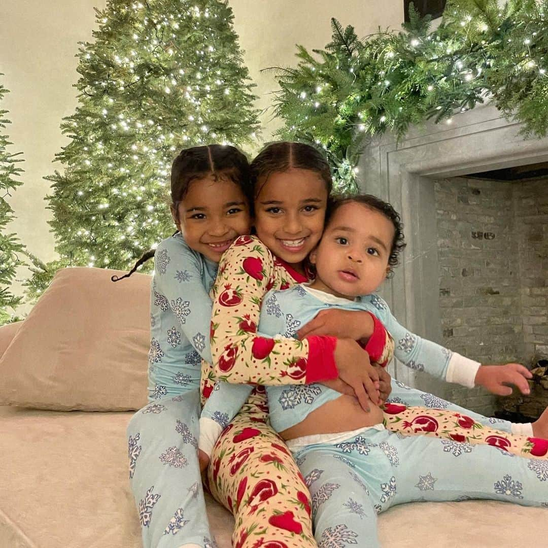 クロエ・カーダシアンのインスタグラム：「The MOST magical time of year!!! We are in the Christmas spirit in our Christmas pajamas and our Christmas dance moves 🎄🎄 🤶🏼🤶🏼🎅🏼🎅🏼♥️♥️🎄🎄 pajamas: @zipnbear」