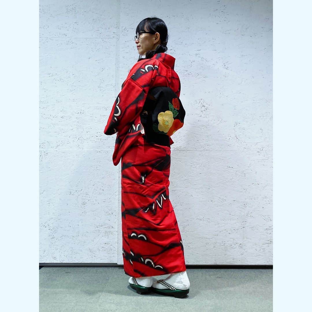 土井コマキさんのインスタグラム写真 - (土井コマキInstagram)「友達のお母さんが作ってくださった帯締めを使いたくて、そこからスタイリング。やっぱりとても素敵な帯締め。ありがとうございます。  着物→ @himenorumi  草履→ @haru_kimonokomono  足袋→ @ebisutabi_1861   #こまきもの  #着物 #着物記録  #japan #kimono #kimonostyling」12月6日 13時50分 - doikomaki