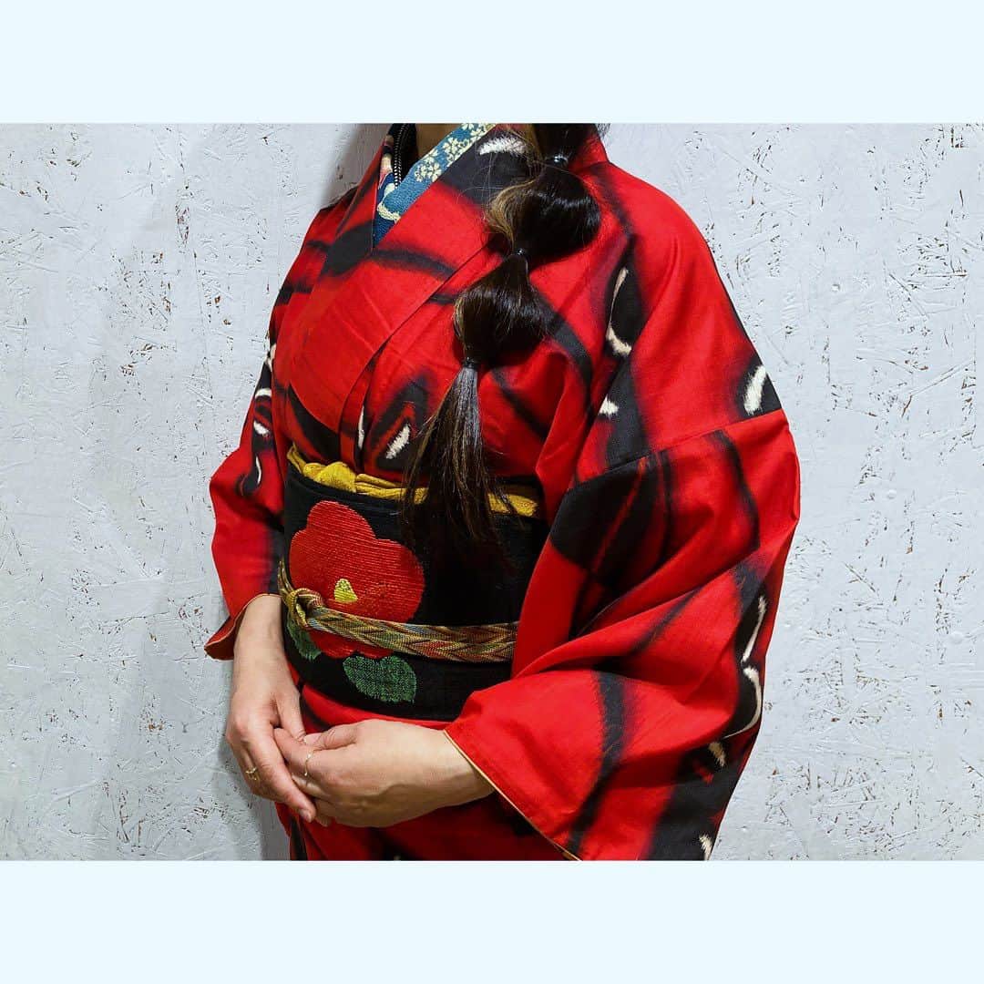 土井コマキのインスタグラム：「友達のお母さんが作ってくださった帯締めを使いたくて、そこからスタイリング。やっぱりとても素敵な帯締め。ありがとうございます。  着物→ @himenorumi  草履→ @haru_kimonokomono  足袋→ @ebisutabi_1861   #こまきもの  #着物 #着物記録  #japan #kimono #kimonostyling」
