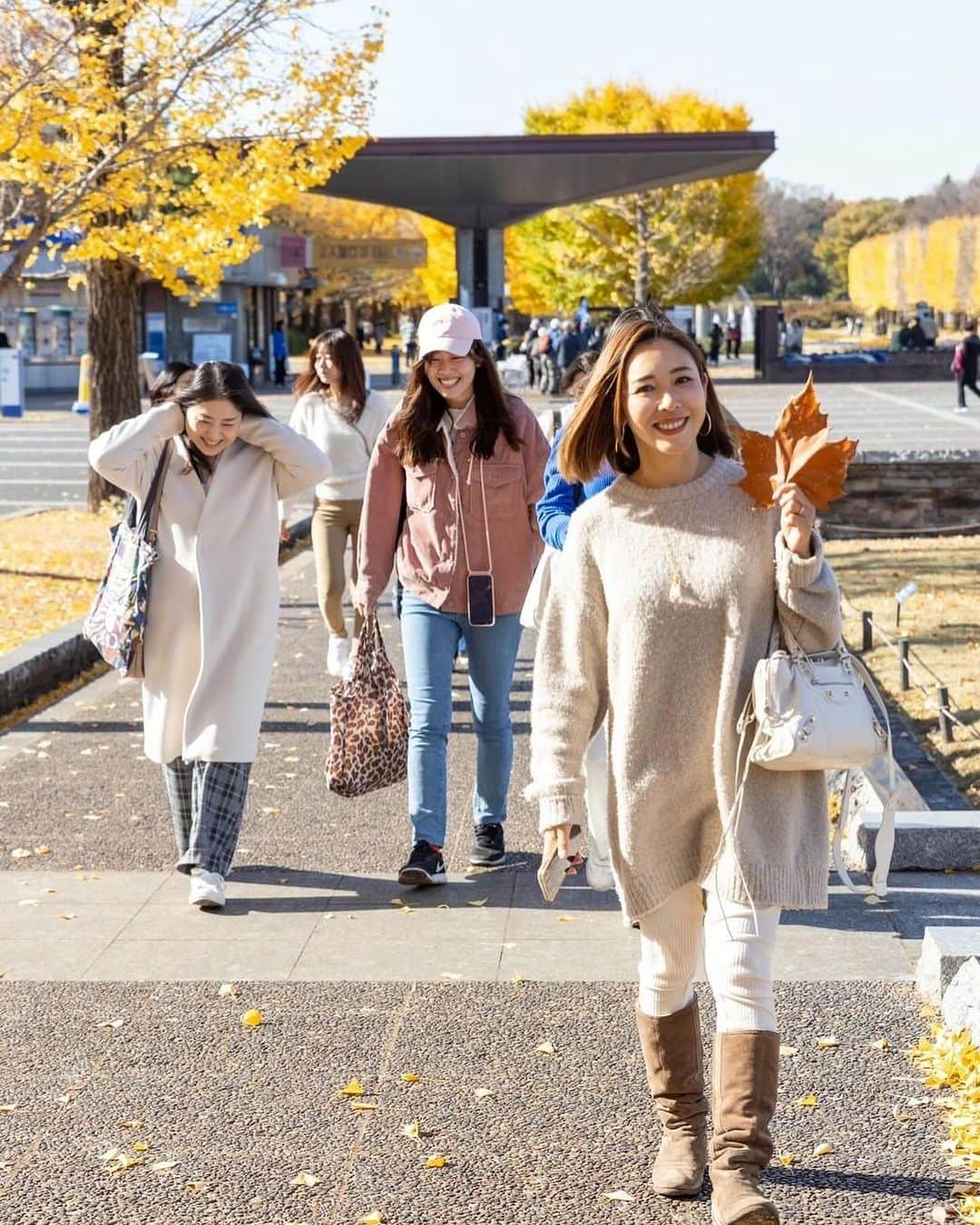 長谷川朋美さんのインスタグラム写真 - (長谷川朋美Instagram)「昭和記念公園の周辺をサロンメンバーとゴミ拾い＆紅葉狩り＆ウェルビーイングホテルツアー企画✨  私のオンラインサロン発エシカルユニット #エシカルビューティーズ の メンバーが主催してくれて  素晴らしい会となりました🥹 @yukiiito @jillmiyukame @natural._.harmony   ありがとう💕  ・ 紅葉の時期だからか道のゴミはたくさん💦  40分くらい歩きながらゴミ拾いは かなりいい運動になりなんと8500歩❣️  みんなで楽しくゴミ拾いの後は お待ちかねの紅葉真っ盛りの #昭和記念公園 をみんなで　 お散歩したり撮影したり😍  ・ その後は、立川駅近くにある#ソラノホテル へ♪ @soranohotel   昭和記念公園がパノラマで一望の インフィニティプールで有名なホテルですが コンセプトは#ウェルビーイング 🧘‍♀️  こちらのホテルのこだわりや サステナブルな素晴らしい取り組みの数々を ホテルツアーにて説明いただきました。  これはサービスを提供する側としても 大変勉強になるホスピタリティや クリエイティビティの勉強にもなりました✨  ホテルについては書ききれないので また別に綴ろうと思います😌  ワンコと宿泊も可能で 館内をリードで歩かせられる 日本には珍しいホテルなので、 次回はワンコ連れでこようと決意👍  ・ ホテルツアー後のランチも 感想やエシカルな話題が尽きず いつも素敵なメンバーに集まっていただき ありがたいなと常々思っています🥹  私のオンラインサロンは思いやりがあって 志が高い方が多いので、とても温かい場。  是非お気軽に足を踏み入れていただきたい✨  ・ サロンの中で私は、 自分と向き合う方法や 心と体のセルフケアを主に伝えていますが  メンバーが作るエネルギーも然りで 癒されたり、気付きを得たり、 人間的な成長ができる場だと思いますよ😌❤️  #エシカル #ethical #サステナブル #sustainable #soranohotel #立川」12月6日 13時51分 - hasegawa.elena.tomomi