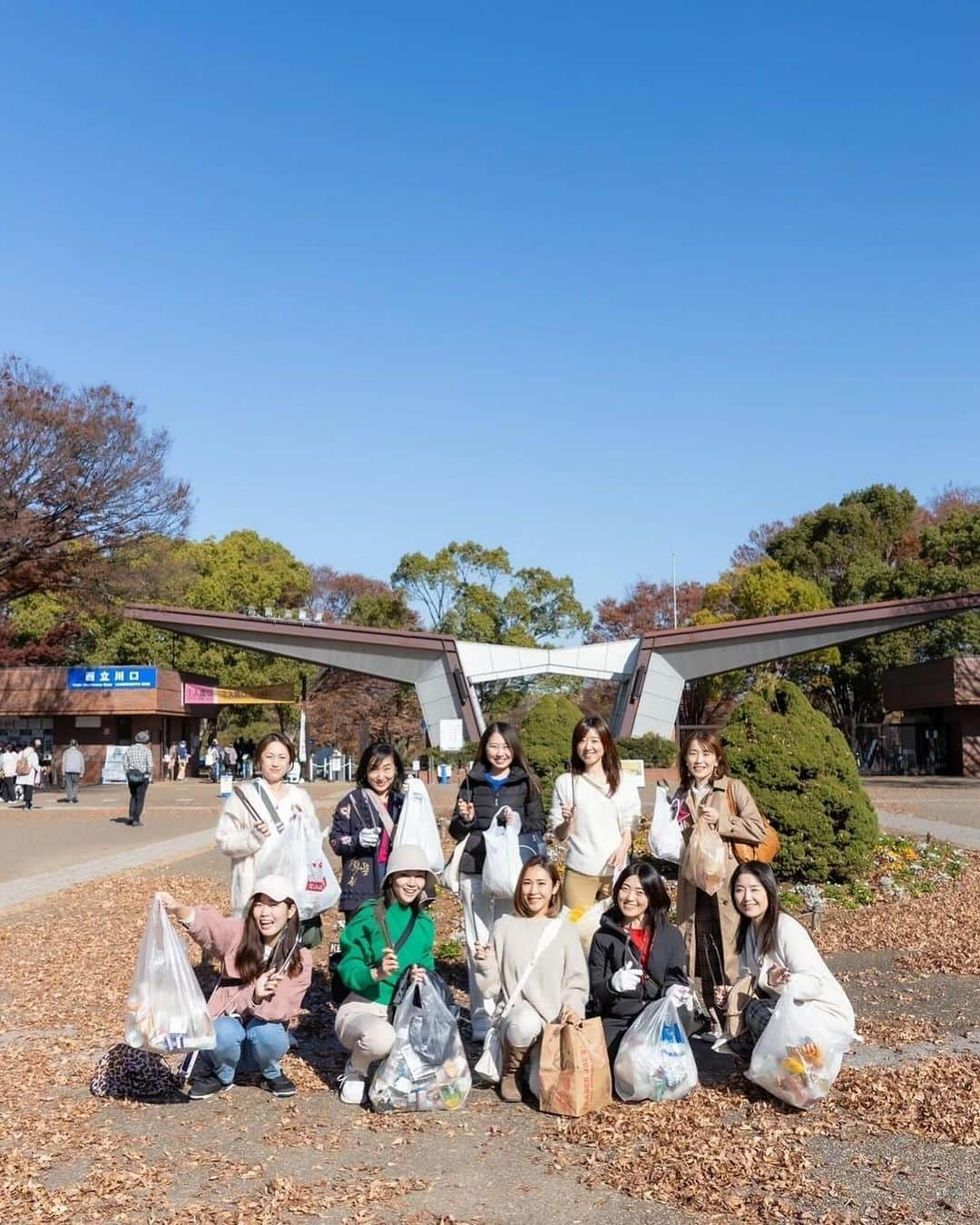 長谷川朋美さんのインスタグラム写真 - (長谷川朋美Instagram)「昭和記念公園の周辺をサロンメンバーとゴミ拾い＆紅葉狩り＆ウェルビーイングホテルツアー企画✨  私のオンラインサロン発エシカルユニット #エシカルビューティーズ の メンバーが主催してくれて  素晴らしい会となりました🥹 @yukiiito @jillmiyukame @natural._.harmony   ありがとう💕  ・ 紅葉の時期だからか道のゴミはたくさん💦  40分くらい歩きながらゴミ拾いは かなりいい運動になりなんと8500歩❣️  みんなで楽しくゴミ拾いの後は お待ちかねの紅葉真っ盛りの #昭和記念公園 をみんなで　 お散歩したり撮影したり😍  ・ その後は、立川駅近くにある#ソラノホテル へ♪ @soranohotel   昭和記念公園がパノラマで一望の インフィニティプールで有名なホテルですが コンセプトは#ウェルビーイング 🧘‍♀️  こちらのホテルのこだわりや サステナブルな素晴らしい取り組みの数々を ホテルツアーにて説明いただきました。  これはサービスを提供する側としても 大変勉強になるホスピタリティや クリエイティビティの勉強にもなりました✨  ホテルについては書ききれないので また別に綴ろうと思います😌  ワンコと宿泊も可能で 館内をリードで歩かせられる 日本には珍しいホテルなので、 次回はワンコ連れでこようと決意👍  ・ ホテルツアー後のランチも 感想やエシカルな話題が尽きず いつも素敵なメンバーに集まっていただき ありがたいなと常々思っています🥹  私のオンラインサロンは思いやりがあって 志が高い方が多いので、とても温かい場。  是非お気軽に足を踏み入れていただきたい✨  ・ サロンの中で私は、 自分と向き合う方法や 心と体のセルフケアを主に伝えていますが  メンバーが作るエネルギーも然りで 癒されたり、気付きを得たり、 人間的な成長ができる場だと思いますよ😌❤️  #エシカル #ethical #サステナブル #sustainable #soranohotel #立川」12月6日 13時51分 - hasegawa.elena.tomomi