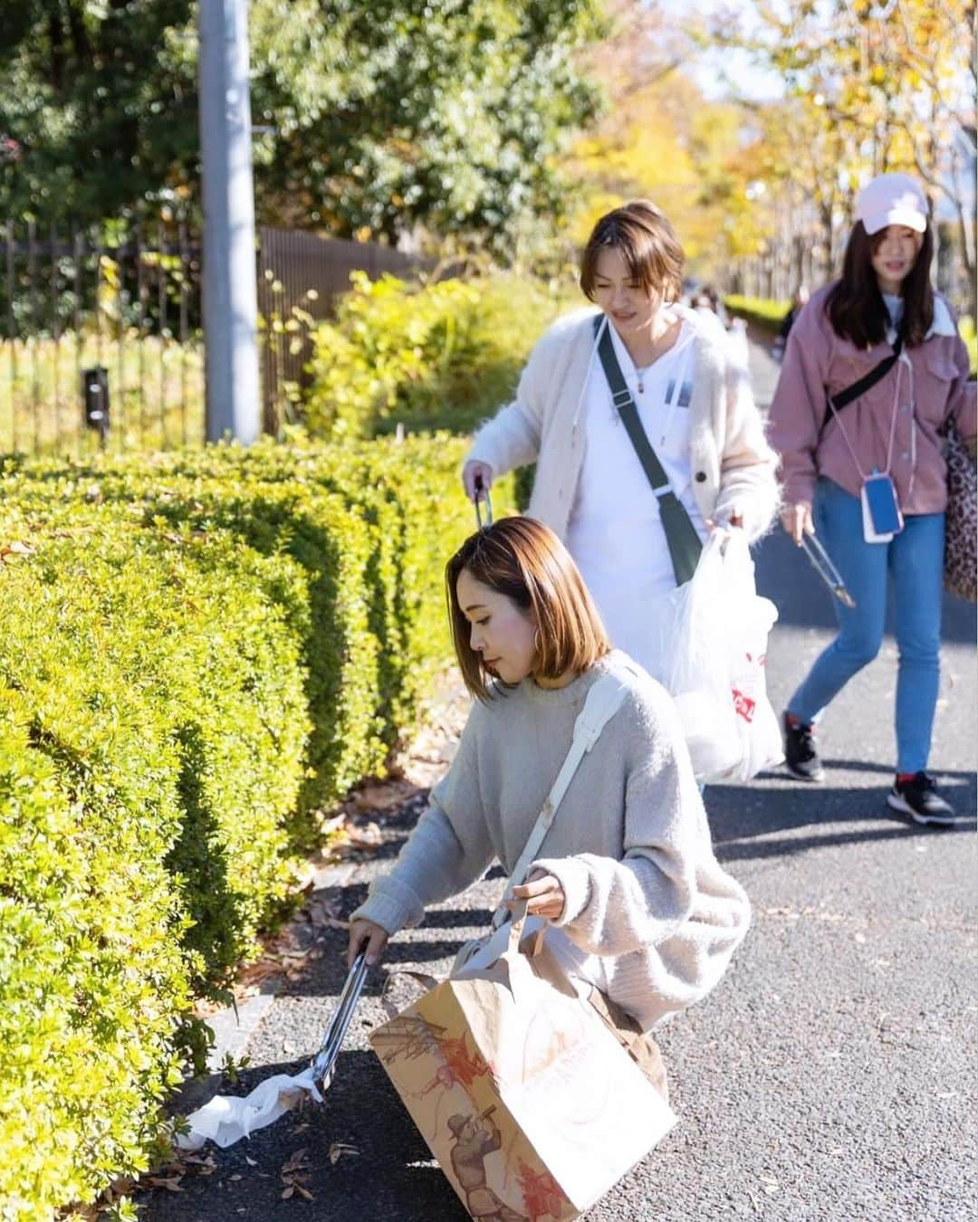 長谷川朋美のインスタグラム：「昭和記念公園の周辺をサロンメンバーとゴミ拾い＆紅葉狩り＆ウェルビーイングホテルツアー企画✨  私のオンラインサロン発エシカルユニット #エシカルビューティーズ の メンバーが主催してくれて  素晴らしい会となりました🥹 @yukiiito @jillmiyukame @natural._.harmony   ありがとう💕  ・ 紅葉の時期だからか道のゴミはたくさん💦  40分くらい歩きながらゴミ拾いは かなりいい運動になりなんと8500歩❣️  みんなで楽しくゴミ拾いの後は お待ちかねの紅葉真っ盛りの #昭和記念公園 をみんなで　 お散歩したり撮影したり😍  ・ その後は、立川駅近くにある#ソラノホテル へ♪ @soranohotel   昭和記念公園がパノラマで一望の インフィニティプールで有名なホテルですが コンセプトは#ウェルビーイング 🧘‍♀️  こちらのホテルのこだわりや サステナブルな素晴らしい取り組みの数々を ホテルツアーにて説明いただきました。  これはサービスを提供する側としても 大変勉強になるホスピタリティや クリエイティビティの勉強にもなりました✨  ホテルについては書ききれないので また別に綴ろうと思います😌  ワンコと宿泊も可能で 館内をリードで歩かせられる 日本には珍しいホテルなので、 次回はワンコ連れでこようと決意👍  ・ ホテルツアー後のランチも 感想やエシカルな話題が尽きず いつも素敵なメンバーに集まっていただき ありがたいなと常々思っています🥹  私のオンラインサロンは思いやりがあって 志が高い方が多いので、とても温かい場。  是非お気軽に足を踏み入れていただきたい✨  ・ サロンの中で私は、 自分と向き合う方法や 心と体のセルフケアを主に伝えていますが  メンバーが作るエネルギーも然りで 癒されたり、気付きを得たり、 人間的な成長ができる場だと思いますよ😌❤️  #エシカル #ethical #サステナブル #sustainable #soranohotel #立川」