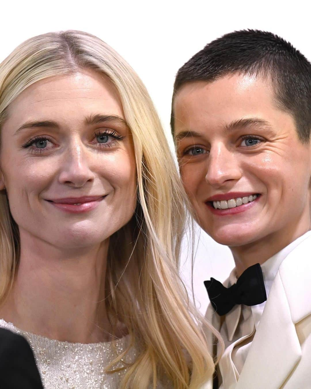 Just Jaredさんのインスタグラム写真 - (Just JaredInstagram)「Princess Diana stars Emma Corrin & Elizabeth Debicki share a cute moment at “The Crown” series finale celebration! #EmmaCorrin #ElizabethDebicki #TheCrown Photos: Getty」12月6日 13時52分 - justjared