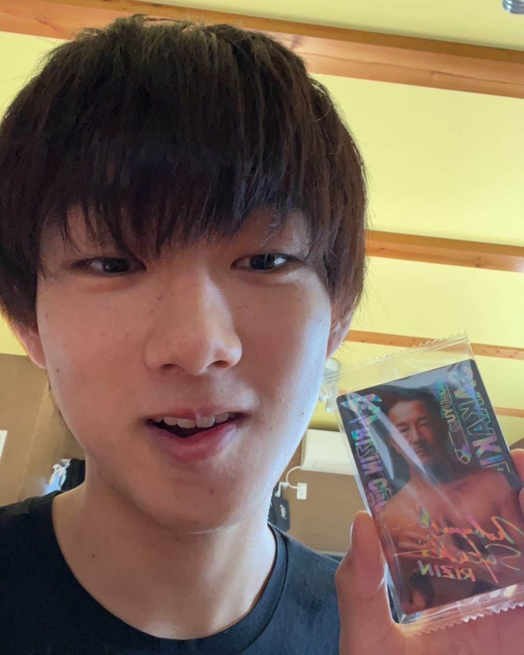 村越周司のインスタグラム：「次男がシークレットを出したようです めちゃええやん😁 #rizinウエハース  #榊原ceo」