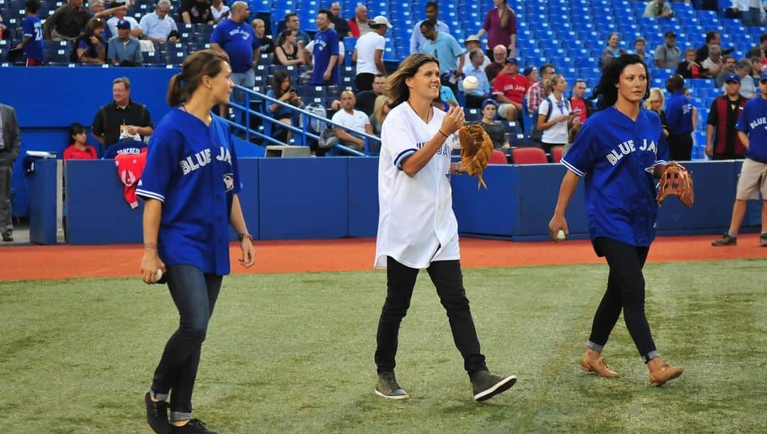 トロント・ブルージェイズさんのインスタグラム写真 - (トロント・ブルージェイズInstagram)「The greatest to ever do it 🐐  Congrats on a LEGENDARY career, Christine Sinclair 🇨🇦 #ThankYouSinc」12月6日 13時59分 - bluejays